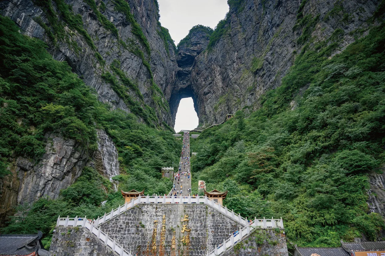 장가계 천문산의 산악 풍경과 천문동 계단