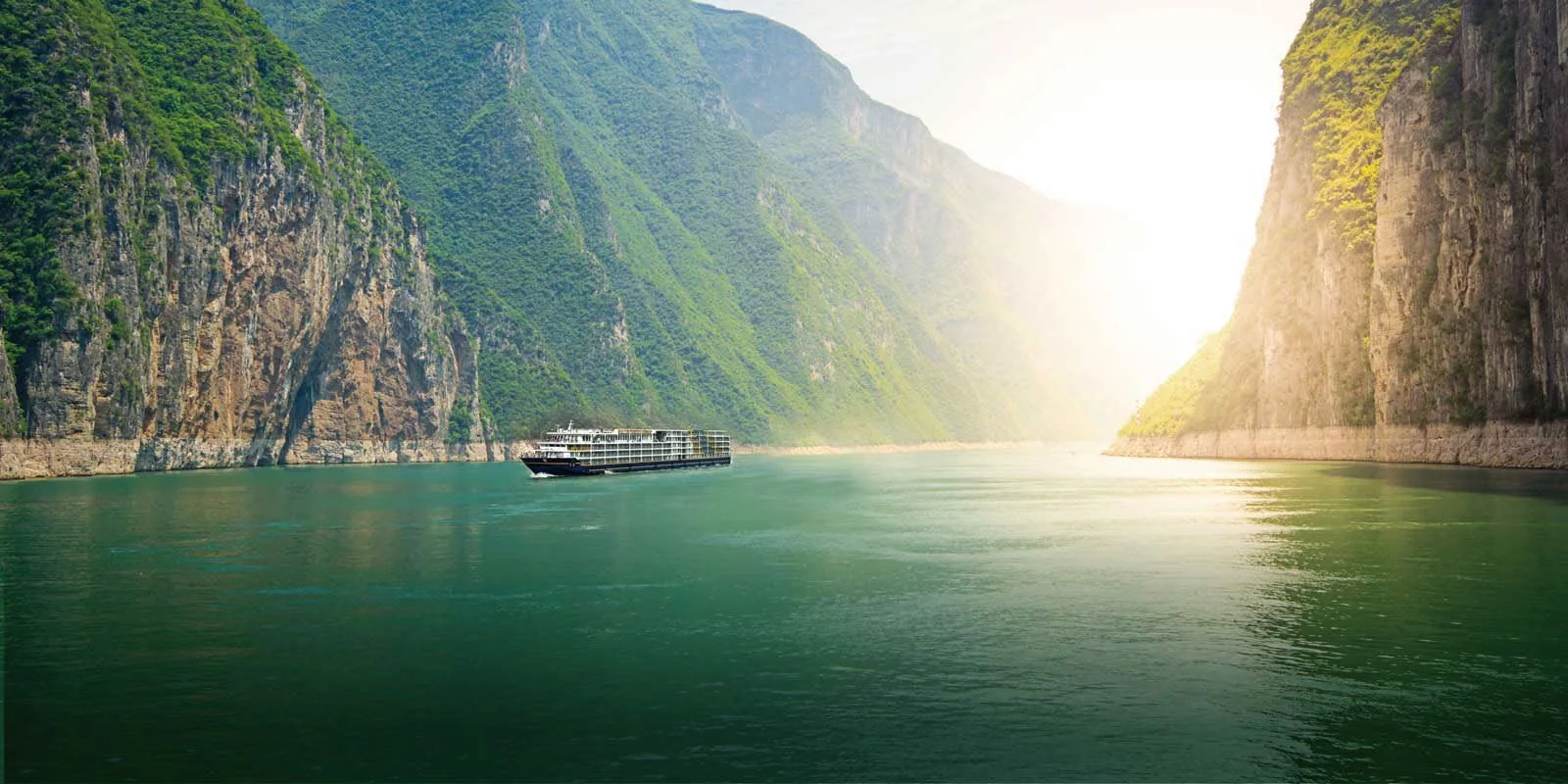 햇빛이 비치는 장강 협곡을 지나는 크루즈선