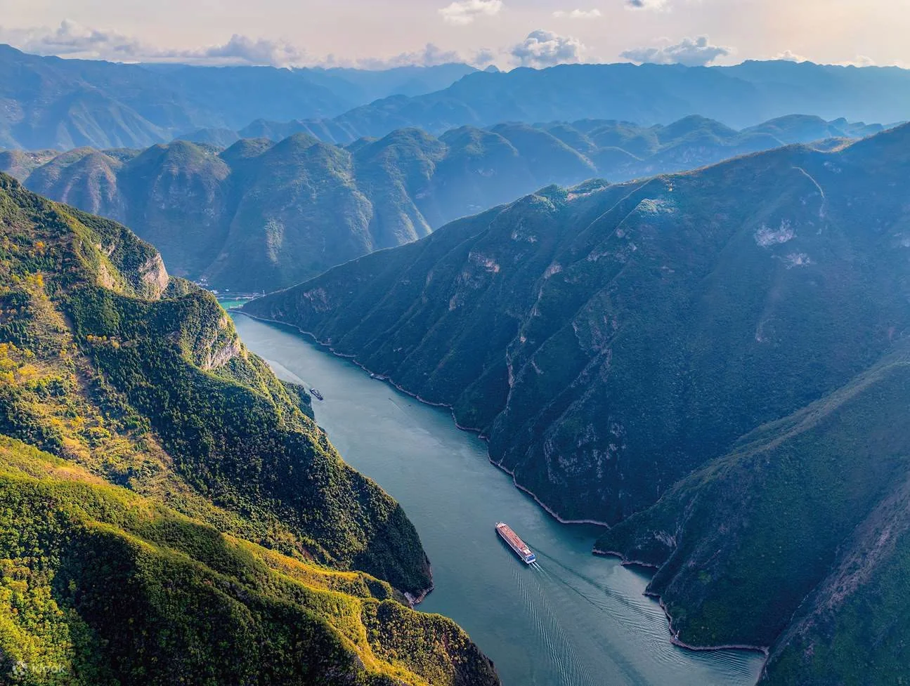 長江蜿蜒穿過三峽的空中景觀