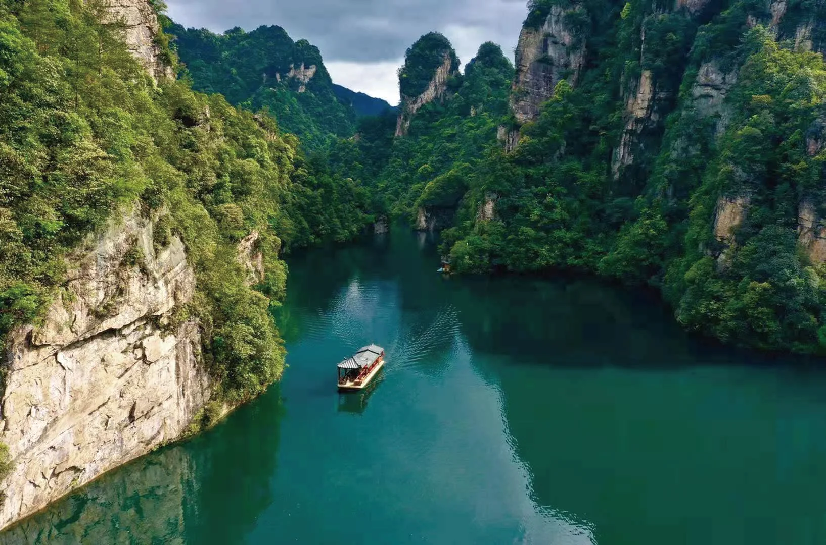 寶峰湖綠色山景中的遊船